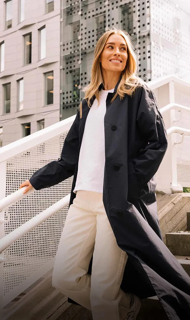 Modelka w płaszczu marki Scandinavian Edition