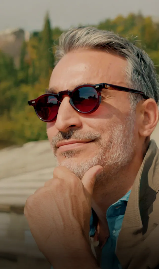 Model w okularach marki TBD Eyewear