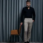 Model prezentuje spodnie męskie Tramarossa