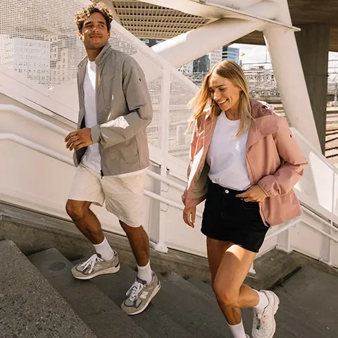 Mężczyzna i kobieta wybrani w kurtki Scandinavian Edition całoroczne