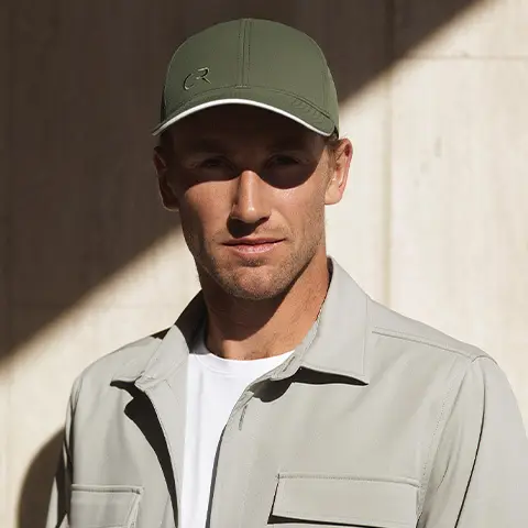 Model w zielonej czapce z daszkiem Varsity Headwear